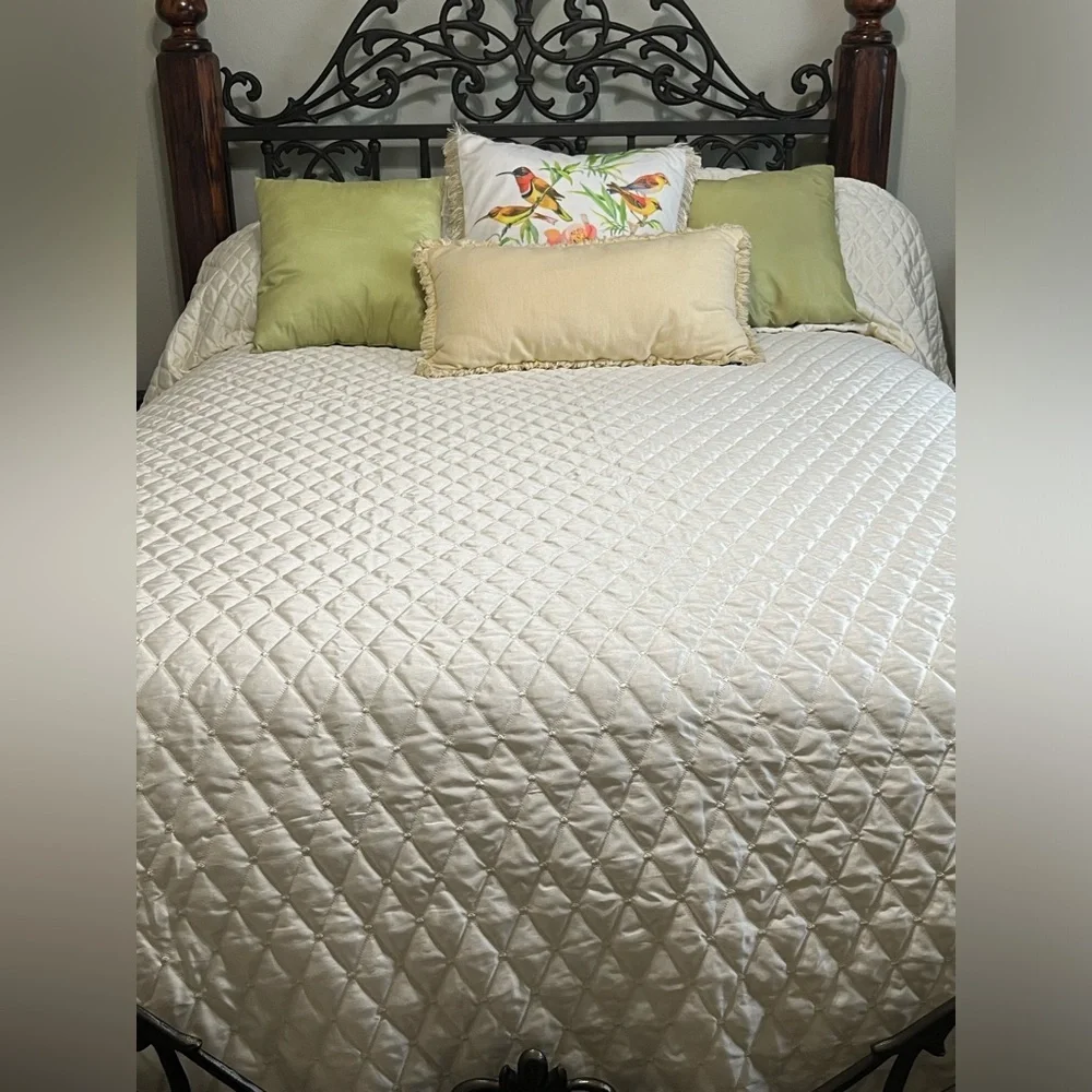 Croscill Home LLC Polyester Queen DIAMOND DESIGN BED- SPREAD White Label QUEEN